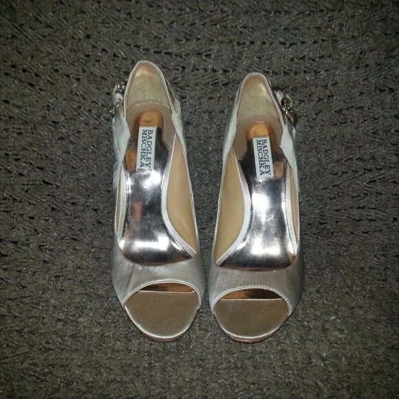 BADGLEY MISCHKA-Blush Satin/Pleated Satin with Circular Jeweled Brooch-Size 8.5 - Picture 3 of 6